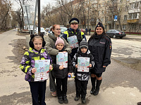 Сотрудники Госавтоинспекции Юго-Восточного округа напомнили детям и их родителям о соблюдении правил дорожного движения